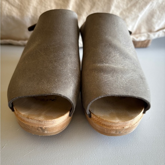 Gray Leather Bryr Clogs with Wooden Heel - Picture 5 of 6
